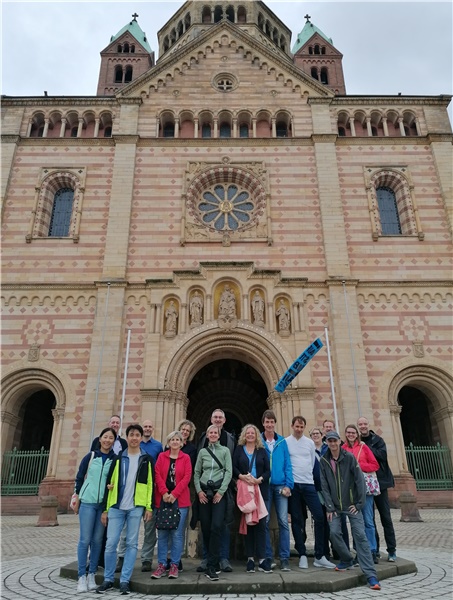 Das TTV-Radler-Team vor dem Dom von Speyer